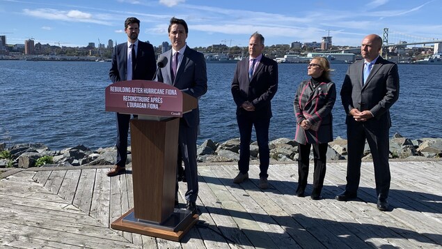 Justin Trudeau nagsalita sa isang port sa Halifax kasama ang ibang opisyal.