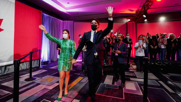 Le couple salue la foule.