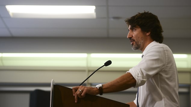 Justin Trudeau parle à la presse derrière un lutrin.