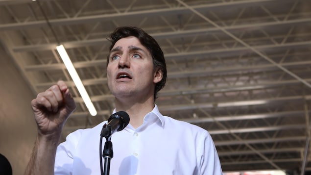 Justin Trudeau parle dans un micro.