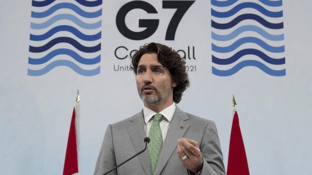 Justin Trudeau parle en conférence de presse.