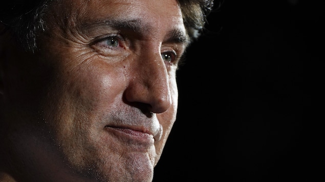 Un plan rapproché de Justin Trudeau qui sourit.