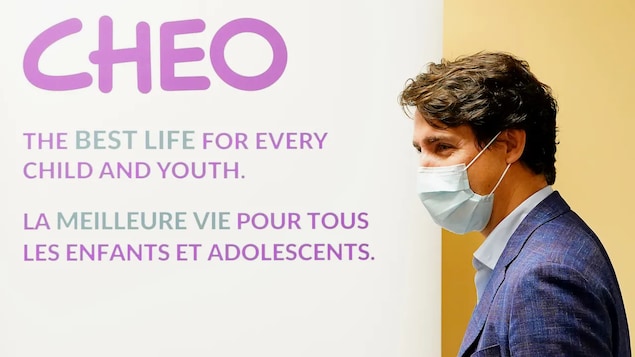 Naka-mask si Justin Trudeau.
