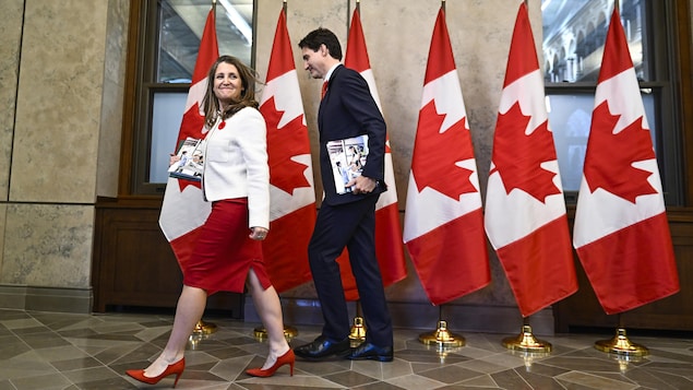 Chrystia Freeland marche devant Justin Trudeau.