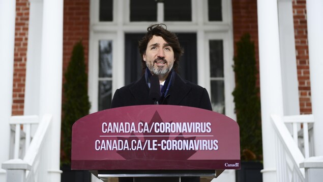 Justin Trudeau au micro devant sa maison.