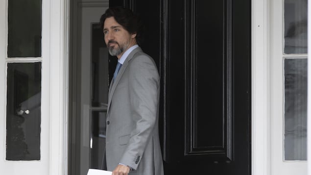 Le premier ministre Justin Trudeau ferme la porte de sa résidence.