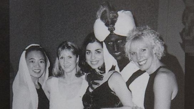 Des participants à une fête costumée.