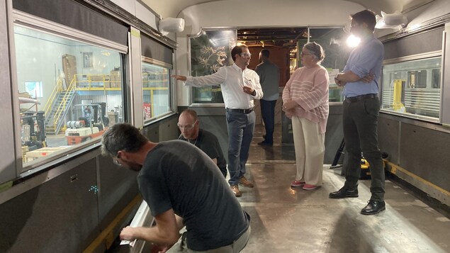 Justin Trudeau, Diane Lebouthillier et des travailleurs dans un wagons chez Rail GD.
