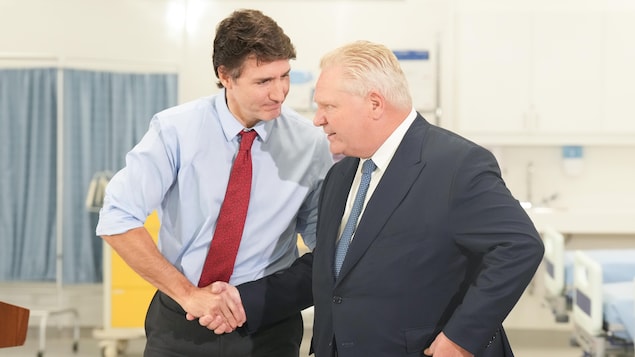 Justin Trudeau serre la main de Doug Ford en marge d'un point de presse à King City, près de Toronto, le 9 février 2024.