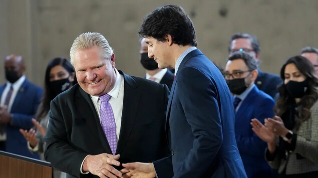 Magkakamay sina Doug Ford at Justin Trudeau.