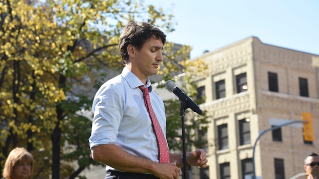 Justin Trudeau en point de presse dans un parc.