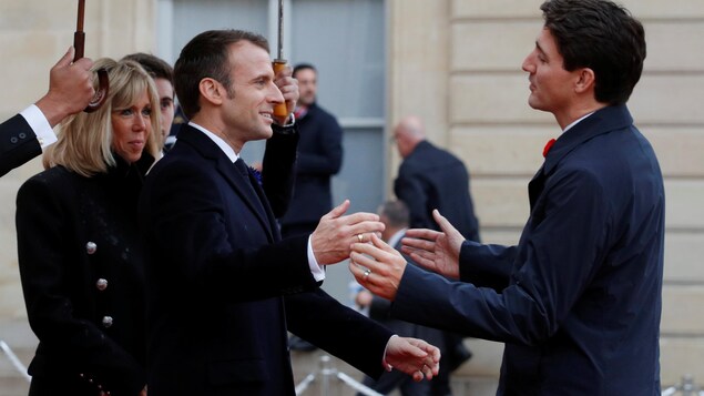Le premier ministre du Canada, Justin Trudeau, accueilli par le président français Emmanuel Macron et de son épouse, Brigitte.