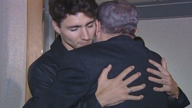 Justin Trudeau enlace Fidel Castro qui s'est déplacé pour les funérailles de son père en 2000. Justin Trudeau enlace Fidel Castro qui s'est déplacé pour les funérailles de son père en 2000.