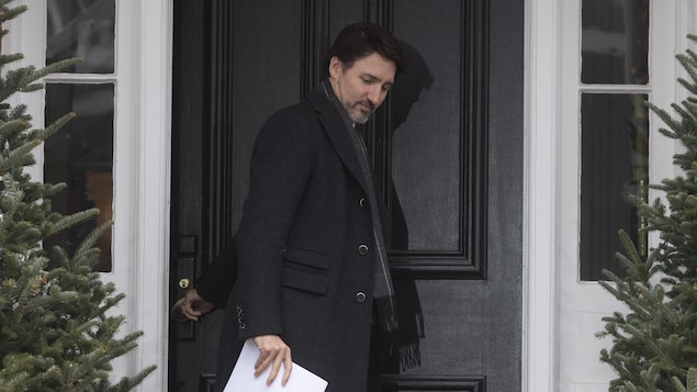 Justin Trudeau sortant de chez lui.