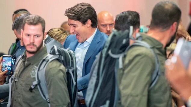 Justin Trudeau entouré de policiers. 