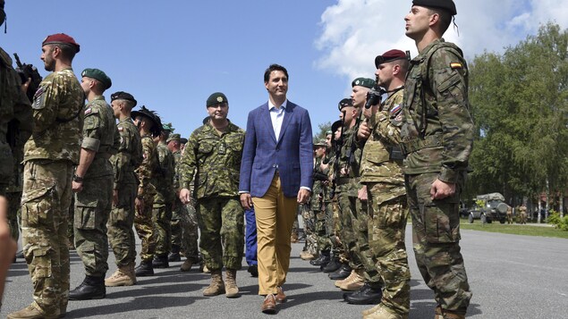 Le premier ministre canadien Justin Trudeau a visité les troupes en poste sur la base militaire de Kadaga, en Lettonie. Le premier ministre canadien Justin Trudeau a visité les troupes en poste sur la base militaire de Kadaga, en Lettonie.