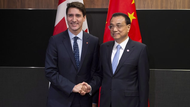 Le premier ministre Justin Trudeau serre la main de son homologue chinois Li Keqiang.