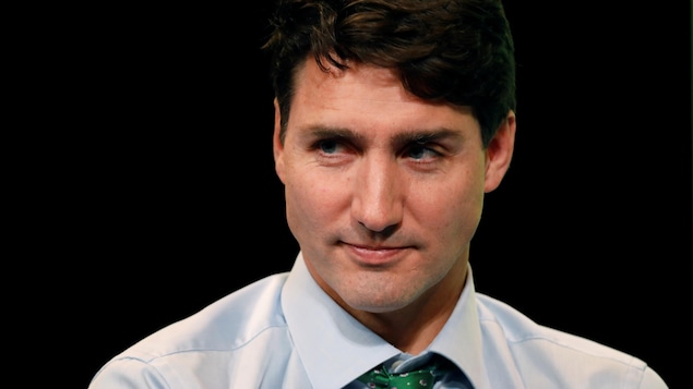 Justin Trudeau déplore l'usage des médias sociaux que font certains politiciens. Justin Trudeau déplore l'usage des médias sociaux que font certains politiciens.