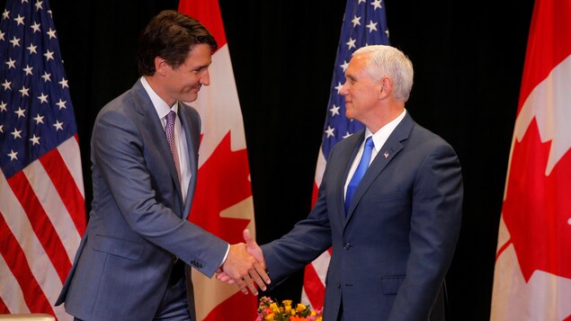 Le premier ministre canadien Justin Trudeau serre la main du vice-président américain Mike Pence. Le premier ministre canadien Justin Trudeau serre la main du vice-président américain Mike Pence.