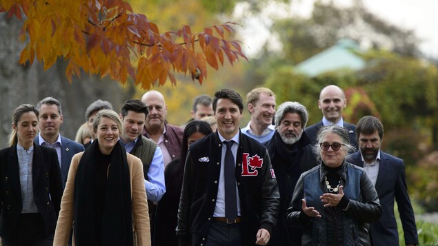 Justin Trudeau marche à l'extérieur, en compagnie d'une quinzaine de candidats libéraux, dont Mélanie Joly, Diane Lebouthillier, Steven Guilbault, Jean-Yves Duclos et Pablo Rodriguez.