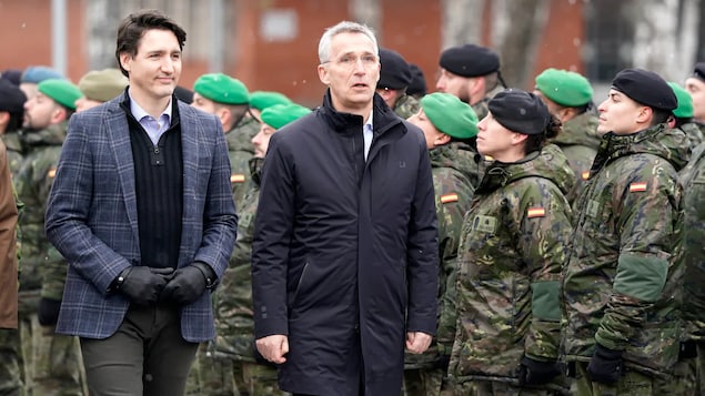 2022年3月8日:  加拿大总理贾斯汀·特鲁多（左）和北约秘书长延斯·斯托尔滕贝格在拉脱维亚的 Adazi 军事基地。