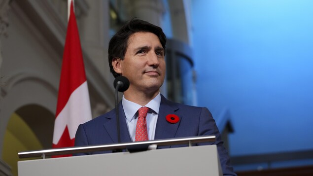 Prime Minister Justin Trudeau sa harap ng mikropono.