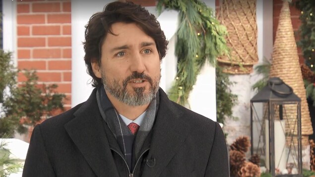 Justin Trudeau sur son perron. 