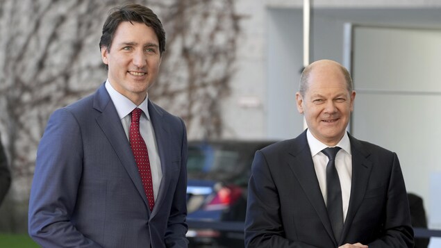 Les deux hommes posent pour les caméras.