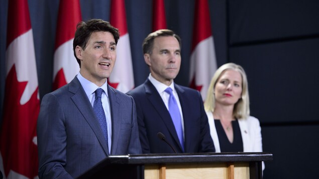 Justin Trudeau en compagnie des ministres Bill Morneau et Catherine McKenna. 