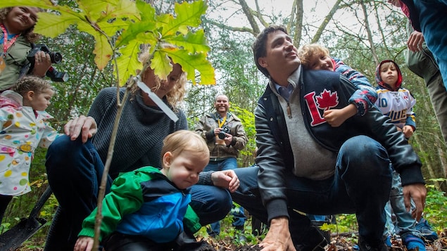 2019年10月6日，加拿大总理 Justin Trudeau 带着而在 Hadrien (右侧) 在安大略省的 Frink Conservation Area 植树 (THE CANADIAN PRESS/Frank Gunn)