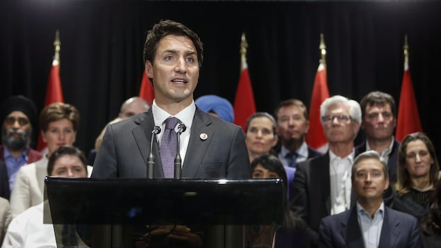 Le premier ministre Justin Trudeau, entouré de son Conseil des ministres, lors d'un point de presse à Calgary