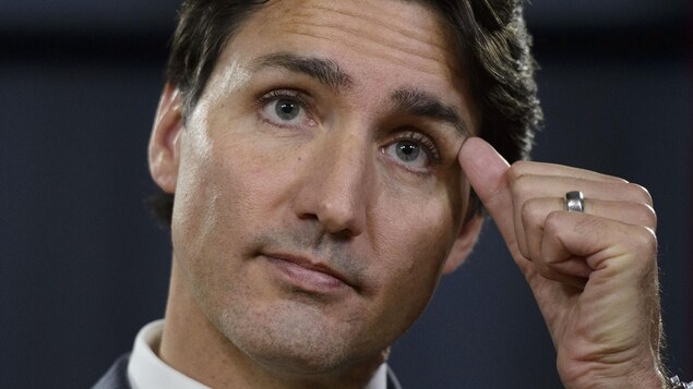 Plan rapproché de Justin Trudeau qu se gratte la tempe avec le pouce.