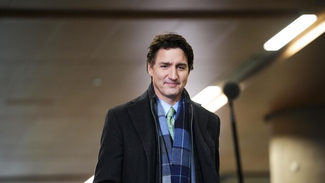 Le premier ministre Justin Trudeau, portant un manteau et un foulard.
