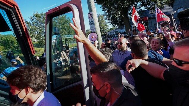 Justin Trudeau ingresa a un autobús.