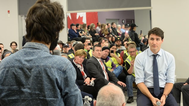 Justin Trudeau écoute la question d'un participant au rassemblement populaire