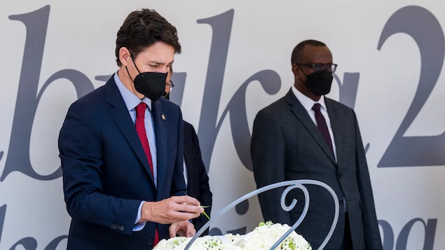 Justin Trudeau coloca una ofrenda floral.
