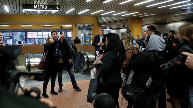 M. Trudeau et une femme se prennent en photo côte-à-côte.