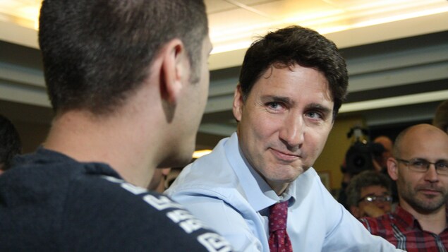 Justin Trudeau avec des employés de l'Aluminerie Alouette. 