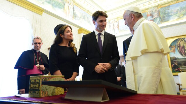 Le premier ministre Justin Trudeau et sa femme, Sophie Grégoire, rencontrent le pape François au Vatican.