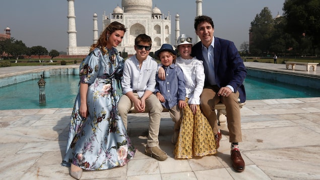 Sophie Grégoire-Trudeau et son époux, le premier ministre du Canada, Justin Trudeau, entourent leurs enfants devant le Taj Mahal, le 18 février 2018 : Xavier, Hadrian et Ella-Grace.