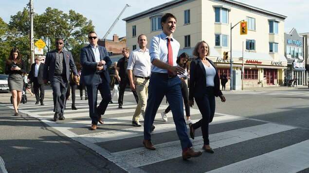Justin Trudeau se promène dans les rues de Toronto.