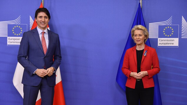 رئيسة المفوضية الأوروبية أورسولا فون دير لاين ورئيس الحكومة الكندية جوستان ترودو يجيبان على أسئلة الصحفيين في بروكسيل في 23 آذار (مارس) 2022.