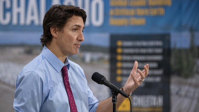 Justin Trudeau nagsasalita sa mikropono.