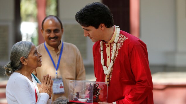 Le premier ministre du Canada, Justin Trudeau, reçoit un souvenir lors de sa visite à l’Ashram de Gandhi, à Ahmedabad, en Inde, le 19 février 2018. Le premier ministre du Canada, Justin Trudeau, reçoit un souvenir lors de sa visite à l’Ashram de Gandhi, à Ahmedabad, en Inde, le 19 février 2018.