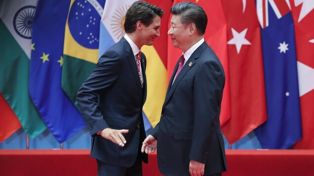 Justin Trudeau kakamayan si Xi Jinping sa red carpet.