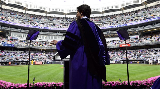 Le premier ministre Justin Trudeau prononce un discours devant les étudiants de l'Université de New York au stade des Yankees, le 16 mai 2018. Le premier ministre Justin Trudeau prononce un discours devant les étudiants de l'Université de New York au stade des Yankees, le 16 mai 2018.