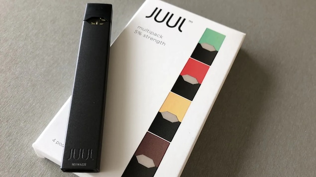 Une cigarette électronique Juul et un paquet de cartouches aromatisées