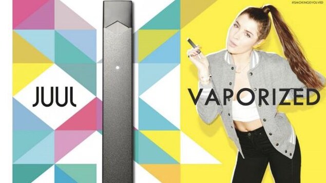 Une cigarette électronique Juul (à gauche) et une jeune (à droite), dans un environnement très coloré, utilise le produit dans une pose décontractée.