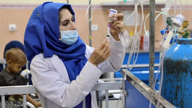 Isang health-care worker na naghahanda ng bakuna.