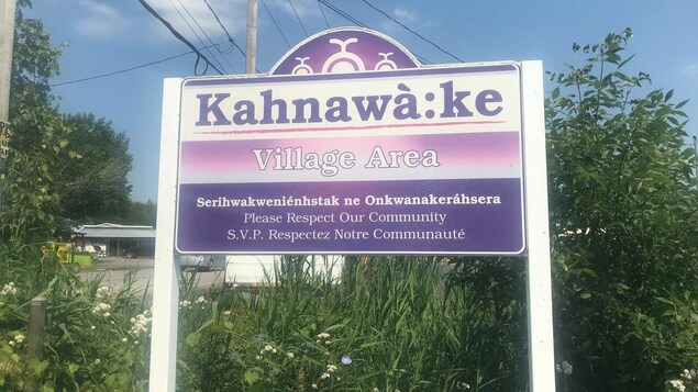 Une affiche du village de Kahnawake.